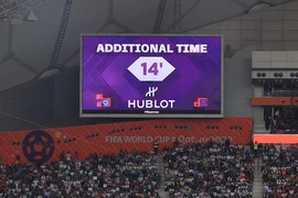 Trọng tài ở World Cup bù giờ nhiều bất thường, lợi hay hại?