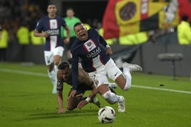Không Messi, không Neymar, PSG thua nặng 