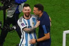 HLV Scaloni ưu ái chọn Messi hay hơn huyền thoại Maradona