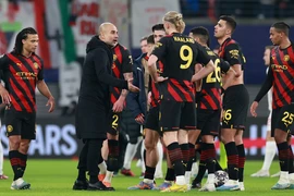 Pep Guardiola: ‘Tại sao các bạn phải cúi đầu?’