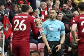 Tranh cãi nảy lửa vụ trọng tài giật chỏ cầu thủ Liverpool