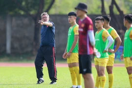 HLV Troussier cấm phóng viên chụp ảnh, Campuchia cũng cấm