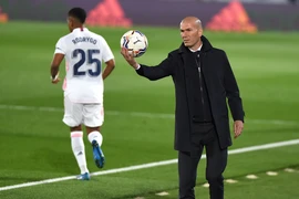Bị loại khỏi Champions League, Real chọn Zidane hoặc Mourinho thay thế Ancelotti