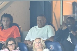 Mbappe ngồi ngoài cười bí hiểm, PSG ra quân chật vật