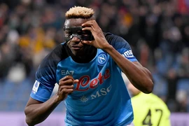 Bộ trưởng Thể thao Nigeria và tiền đạo Osimhem làm lớn chuyện ở Napoli