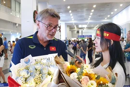 Thầy trò Troussier tập buổi đầu tiên ở Philippines