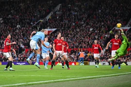 Thầy trò Ten Hag "ngửi khói" Man City