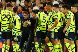 Trọng tài “giết chết” Arsenal