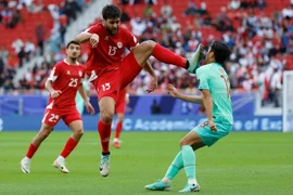 Lạ lùng trọng tài Asian Cup không phạt cầu thủ đạp xước mặt đồng nghiệp