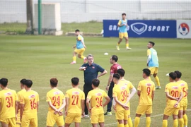 HLV Troussier loại 1 cầu thủ, giao quân cho trợ lý