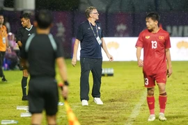 Ông Troussier chỉ cách thoát hiểm, Tiến Linh hứa ghi bàn
