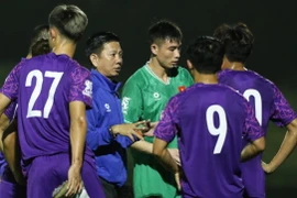 HLV Hoàng Anh Tuấn giải bài toán khó Uzbekistan