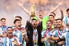Bạn thân Pique không chúc mừng Messi và nỗi buồn của nhà vô địch 