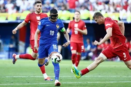 HLV Deschamps bênh vực cho màn trình diễn kém cỏi của đội trưởng Mbappe