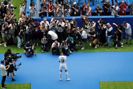 Lệnh cấm đầu tiên của Real Madrid với tân binh Mbappe