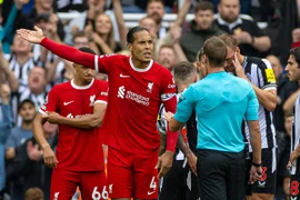 Virgil van Dijk chưa ký hợp đồng mới với Liverpool