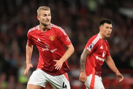 Trung vệ của Man United bị tấn công