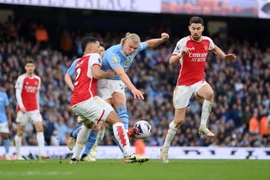 HLV của Man City và Arsenal lo khẩu chiến, Liverpool lặng lẽ soán ngôi đầu