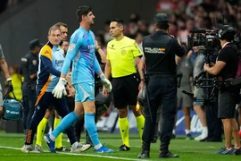 Thủ môn Courtois bị tấn công trong trận derby Madrid nảy lửa