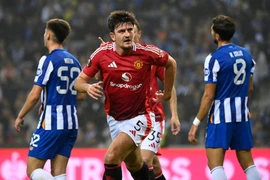 Thoát thua phút bù giờ, HLV Ten Hag cầu xin người hâm mộ Man United