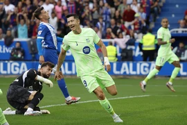 Ngôi sao Lewandowski san bằng kỷ lục của Messi và Ronaldo