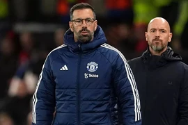 Nistelrooy bị nghi ngờ khi thay thế HLV Ten Hag vì quan hệ với Alex Ferguson