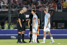 Sao Paraguay xoa dịu siêu sao Messi sau hành động thô thiển