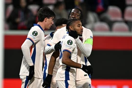 Chủ nhà Chelsea gây đau khổ cho Aston Villa