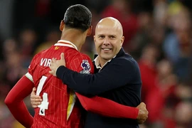 Virgil van Dijk tranh cãi với Kyle Walker và tâng bốc HLV Slot