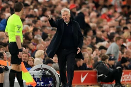 HLV David Moyes và Arne Slot đều nổi giận với trọng tài