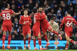 HLV Arne Slot mỉa mai nhận định Liverpool 'chỉ' vô địch Premier League 