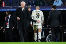 Cổ động viên trút giận lên Mbappe