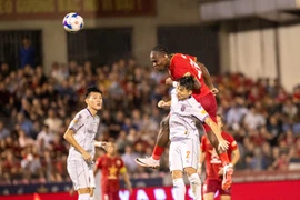 B. Bình Dương thảm bại và chung kết sớm ở vòng 21 V-League