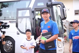 HLV Kim Sang-sik muốn giúp học trò đánh bại CLB Manchester United