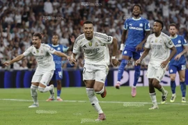 Mbappe lập cú đúp trong thế 10 đánh 11