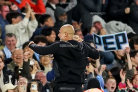 HLV Pep Guardiola thừa nhận sai lầm với người quay phim