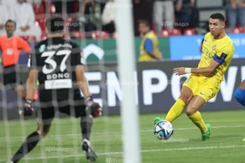 Hành động khác lạ của Ronaldo sau khi có bàn thắng thứ 965 