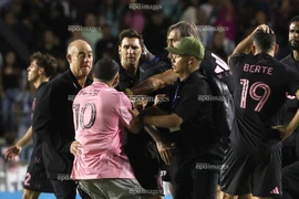 Kinh hoàng phút 88: Messi suýt đổ gục vì fan quá khích lao vào sân