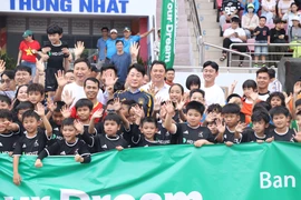 HLV Kim Sang-sik ‘truyền lửa’ cho hàng trăm cầu thủ nhí Việt Nam