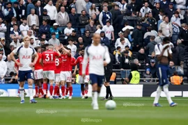 MU lấy vé chơi Champions League, Tottenham lao thẳng xuống hạng