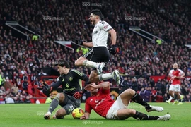 Tottenham sát miệng vực xuống hạng, Man United vững bước Champions League