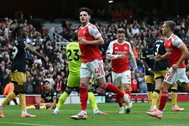 Arsenal phá lời nguyền 22 năm, Tottenham ngộp thở 