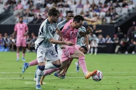 Messi bùng nổ 909 bàn thắng, Ronaldo coi chừng