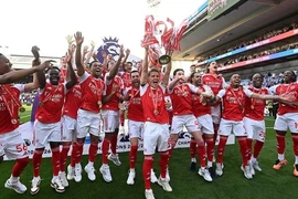 Arsenal lên đỉnh Ngoại hạng Anh, chờ đại phá Champions League