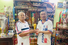 Chàng trai 36 tuổi Trần Đức Tuân và bộ sưu tập bóng đá có “1-0-2”