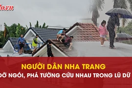 Nha Trang, leo lên mái nhà, cứu hàng xóm