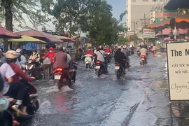 Nhiều tuyến đường tại quận 7 bị ngập do triều cường dâng cao