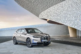 BMW có thể sạc pin ô tô thông qua cửa sổ trời, kính chắn gió và cửa sổ bên