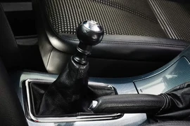 Dấu hiệu của hộp số bị hư hỏng trên một chiếc SUV