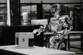 BMW sử dụng robot hình người để chế tạo ô tô
